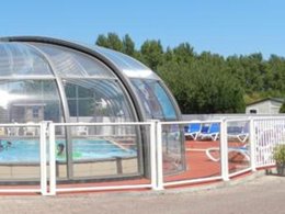 Camping Pas Cher vous présente avec son site Officiel campingpascher.fr, le Camping Le Rivage classé 4 étoiles, situé sur la commune de Quettehou dans le département Manche (Basse Normandie) en France. Le camping Le Rivage, vous présente un hébergement de type mobil-home de 20 m². Le camping Le Rivage vous propose du mercredi 03 juin au mercredi 10 juin 2026, en promotion à -10% pour 7 nuits à 290,57 € au lieu de 322,86 € soit une Économie de 32,29 €. Cette location propose 75 dates différentes pour réserver votre séjour. Découvrez également les 14 autres gammes d'hébergements du camping. Les Avis clients pour le Camping Le Rivage sont excellents avec une note moyenne de 8 sur 10. Piscine chauffée, Piscine couverte, Club enfants, Aire de jeux enfants, Pétanque, Structure gonflable enfants, Terrain multisports, Trampoline, Dépôt de pain, Plats à emporter, Snack/Bar, Épicerie,... En savoir plus : cliquez-ICI.