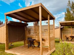 Camping Pas Cher vous présente avec son site Officiel campingpascher.fr, le Camping Le Rivage classé 4 étoiles, situé sur la commune de Quettehou dans le département Manche (Basse Normandie) en France. Le camping Le Rivage, vous présente un hébergement de type tente. Le camping Le Rivage vous propose du vendredi 15 mai au vendredi 22 mai 2026, en promotion à -10% pour 7 nuits à 220,50 € au lieu de 245,0 € soit une Économie de 24,50 €. Cette location propose 101 dates différentes pour réserver votre séjour. Découvrez également les 14 autres gammes d'hébergements du camping. Les Avis clients pour le Camping Le Rivage sont excellents avec une note moyenne de 8 sur 10. Piscine chauffée, Piscine couverte, Club enfants, Aire de jeux enfants, Pétanque, Structure gonflable enfants, Terrain multisports, Trampoline, Dépôt de pain, Plats à emporter, Snack/Bar, Épicerie,... En savoir plus : cliquez-ICI.