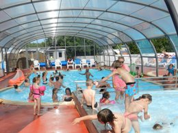 Camping Pas Cher vous présente avec son site Officiel campingpascher.fr, le Camping Le Rivage classé 4 étoiles, situé sur la commune de Quettehou dans le département Manche (Basse Normandie) en France. Le camping Le Rivage, vous présente un hébergement de type mobil-home de 25 m². Le camping Le Rivage vous propose du jeudi 10 septembre au jeudi 17 septembre 2026, en promotion à -10% pour 7 nuits à 331,71 € au lieu de 368,57 € soit une Économie de 36,86 €. Cette location propose 141 dates différentes pour réserver votre séjour. Découvrez également les 14 autres gammes d'hébergements du camping. Les Avis clients pour le Camping Le Rivage sont excellents avec une note moyenne de 8 sur 10. Piscine chauffée, Piscine couverte, Club enfants, Aire de jeux enfants, Pétanque, Structure gonflable enfants, Terrain multisports, Trampoline, Dépôt de pain, Plats à emporter, Snack/Bar, Épicerie,... En savoir plus : cliquez-ICI.