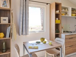 Camping Pas Cher vous présente avec son site Officiel campingpascher.fr, le Camping Le Rivage classé 4 étoiles, situé sur la commune de Quettehou dans le département Manche (Basse Normandie) en France. Le camping Le Rivage, vous présente un hébergement de type mobil-home de 16 m² et télévision. Le camping Le Rivage vous propose du dimanche 05 avril au dimanche 12 avril 2026, en promotion à -10% pour 7 nuits à 273,86 € au lieu de 304,29 € soit une Économie de 30,43 €. Cette location propose 109 dates différentes pour réserver votre séjour. Découvrez également les 14 autres gammes d'hébergements du camping. Les Avis clients pour le Camping Le Rivage sont excellents avec une note moyenne de 8 sur 10. Piscine chauffée, Piscine couverte, Club enfants, Aire de jeux enfants, Pétanque, Structure gonflable enfants, Terrain multisports, Trampoline, Dépôt de pain, Plats à emporter, Snack/Bar, Épicerie,... En savoir plus : cliquez-ICI.