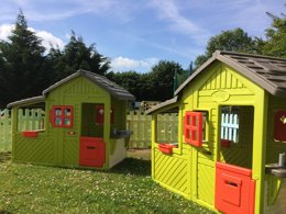 Camping Pas Cher vous présente avec son site Officiel campingpascher.fr, le Camping Le Rivage classé 4 étoiles, situé sur la commune de Quettehou dans le département Manche (Basse Normandie) en France. Le camping Le Rivage, vous présente un hébergement de type mobil-home de 24 m² et télévision. Le camping Le Rivage vous propose du dimanche 05 avril au dimanche 12 avril 2026, en promotion à -10% pour 7 nuits à 300,86 € au lieu de 334,29 € soit une Économie de 33,43 €. Cette location propose 102 dates différentes pour réserver votre séjour. Découvrez également les 14 autres gammes d'hébergements du camping. Les Avis clients pour le Camping Le Rivage sont excellents avec une note moyenne de 8 sur 10. Piscine chauffée, Piscine couverte, Club enfants, Aire de jeux enfants, Pétanque, Structure gonflable enfants, Terrain multisports, Trampoline, Dépôt de pain, Plats à emporter, Snack/Bar, Épicerie,... En savoir plus : cliquez-ICI.