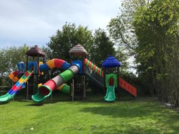 Camping Pas Cher vous présente avec son site Officiel campingpascher.fr, le Camping Le Rivage classé 4 étoiles, situé sur la commune de Quettehou dans le département Manche (Basse Normandie) en France. Le camping Le Rivage, vous présente un hébergement de type mobil-home de 25 m². Le camping Le Rivage vous propose du mercredi 03 juin au mercredi 10 juin 2026, en promotion à -10% pour 7 nuits à 331,07 € au lieu de 367,86 € soit une Économie de 36,79 €. Cette location propose 130 dates différentes pour réserver votre séjour. Découvrez également les 14 autres gammes d'hébergements du camping. Les Avis clients pour le Camping Le Rivage sont excellents avec une note moyenne de 8 sur 10. Piscine chauffée, Piscine couverte, Club enfants, Aire de jeux enfants, Pétanque, Structure gonflable enfants, Terrain multisports, Trampoline, Dépôt de pain, Plats à emporter, Snack/Bar, Épicerie,... En savoir plus : cliquez-ICI.