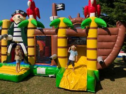 Camping Pas Cher vous présente avec son site Officiel campingpascher.fr, le Camping Le Rivage classé 4 étoiles, situé sur la commune de Quettehou dans le département Manche (Basse Normandie) en France. Le camping Le Rivage, vous présente un hébergement de type mobil-home de 22 m². Le camping Le Rivage vous propose du mercredi 03 juin au mercredi 10 juin 2026, en promotion à -10% pour 7 nuits à 317,57 € au lieu de 352,86 € soit une Économie de 35,29 €. Cette location propose 75 dates différentes pour réserver votre séjour. Découvrez également les 14 autres gammes d'hébergements du camping. Les Avis clients pour le Camping Le Rivage sont excellents avec une note moyenne de 8 sur 10. Piscine chauffée, Piscine couverte, Club enfants, Aire de jeux enfants, Pétanque, Structure gonflable enfants, Terrain multisports, Trampoline, Dépôt de pain, Plats à emporter, Snack/Bar, Épicerie,... En savoir plus : cliquez-ICI.