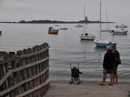 Camping Pas Cher vous présente avec son site Officiel campingpascher.fr, le Camping Le Rivage classé 4 étoiles, situé sur la commune de Quettehou dans le département Manche (Basse Normandie) en France. Le camping Le Rivage, vous présente un hébergement de type tente en toile et bois. Le camping Le Rivage vous propose du sam. 29 août au sam. 05 septembre 2026, en promotion à -10% pour 7 nuits à 270 € au lieu de 300,0 € soit une Économie de 30 €. Cette location propose 117 dates différentes pour réserver votre séjour. Découvrez également les 14 autres gammes d'hébergements du camping. Les Avis clients pour le Camping Le Rivage sont excellents avec une note moyenne de 8 sur 10. Piscine chauffée, Piscine couverte, Club enfants, Aire de jeux enfants, Pétanque, Structure gonflable enfants, Terrain multisports, Trampoline, Dépôt de pain, Plats à emporter, Snack/Bar, Épicerie,... En savoir plus : cliquez-ICI.