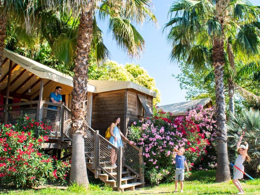 Camping Pas Cher vous présente avec son site Officiel campingpascher.fr, le CampingLes Pêcheurs classé 4 étoiles, situé sur la commune de Roquebrune Sur Argens dans le département Var (Provence Alpes Côte D'azur) en France. Le camping Les Pêcheurs, vous présente un hébergement de type mobil-home de 22 m² pour 2 personnes. Le camping Les Pêcheurs vous proposeun séjour PAS CHER avec une REMISEdu vendredi 19 juin au vendredi 26 juin 2026, en promotion à -42% pour 7 nuits à 229 € au lieu de 394,83 € soit une Économie de 165,83 €. Cette location propose 67 dates différentes pour réserver votre séjour. Découvrez également les 5 autres gammes d'hébergements du camping. Les Avis clients pour le CampingLes Pêcheurs sont excellents avec une note moyenne de 8 sur 10. LacMerRivière, Piscine chauffée, Piscine extérieure, Animations familiales, Club ados, Club enfants, Aire de jeux enfants, Baby-foot, Canoë-kayak, Cyclisme, Golf, Ping-pong, Piscine, Plongée, Pétanque, Randonnée, Salle de fitness, Salle de jeux vidéo, Terrain multisports, Bar, Pizzeria, Plats à emporter, Restaurant, Snack/Bar, Supermarché, Épicerie,... En savoir plus : cliquez-ICI.