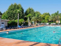 Camping Pas Cher vous présente avec son site Officiel campingpascher.fr, le CampingLes Pêcheurs classé 4 étoiles, situé sur la commune de Roquebrune Sur Argens dans le département Var (Provence Alpes Côte D'azur) en France. Le camping Les Pêcheurs vous propose un hébergement de type mobil-home de 24 m² pour 4 personnes avec climatisation. Cet hébergement propose plus de 76 dates différentes pour réserver ! Pour dévouvrir la période la moins chère, consultez la rubrique 'Tarifs' et sélectionnez votre mois de départ. L'établissement vous propose 5 autres types d'hébergements. Découvrez tous nos séjours à petits prix dans la commune et aux alentours de Roquebrune Sur Argens du département : Var (Provence Alpes Côte D'azur). Les Avis clients pour le CampingLes Pêcheurs sont excellents avec une note moyenne de 8 sur 10. LacMerRivière, Piscine chauffée, Piscine extérieure, Animations familiales, Club ados, Club enfants, Aire de jeux enfants, Baby-foot, Canoë-kayak, Cyclisme, Golf, Ping-pong, Piscine, Plongée, Pétanque, Randonnée, Salle de fitness, Salle de jeux vidéo, Terrain multisports, Bar, Pizzeria, Plats à emporter, Restaurant, Snack/Bar, Supermarché, Épicerie,... En savoir plus : cliquez-ICI.