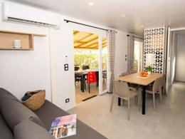 Camping Pas Cher vous présente avec son site Officiel campingpascher.fr, le CampingLes Pêcheurs classé 4 étoiles, situé sur la commune de Roquebrune Sur Argens dans le département Var (Provence Alpes Côte D'azur) en France. Le camping Les Pêcheurs, vous présente un hébergement de type mobil-home de 32 m² pour 6 personnes avec climatisation. Le camping Les Pêcheurs vous proposeun séjour PAS CHER avec une REMISEdu lundi 12 octobre au lundi 19 octobre 2026, en promotion à -35% pour 7 nuits à 449 € au lieu de 690,77 € soit une Économie de 241,77 €. Cette location propose 67 dates différentes pour réserver votre séjour. Découvrez également les 5 autres gammes d'hébergements du camping. Les Avis clients pour le CampingLes Pêcheurs sont excellents avec une note moyenne de 8 sur 10. LacMerRivière, Piscine chauffée, Piscine extérieure, Animations familiales, Club ados, Club enfants, Aire de jeux enfants, Baby-foot, Canoë-kayak, Cyclisme, Golf, Ping-pong, Piscine, Plongée, Pétanque, Randonnée, Salle de fitness, Salle de jeux vidéo, Terrain multisports, Bar, Pizzeria, Plats à emporter, Restaurant, Snack/Bar, Supermarché, Épicerie,... En savoir plus : cliquez-ICI.