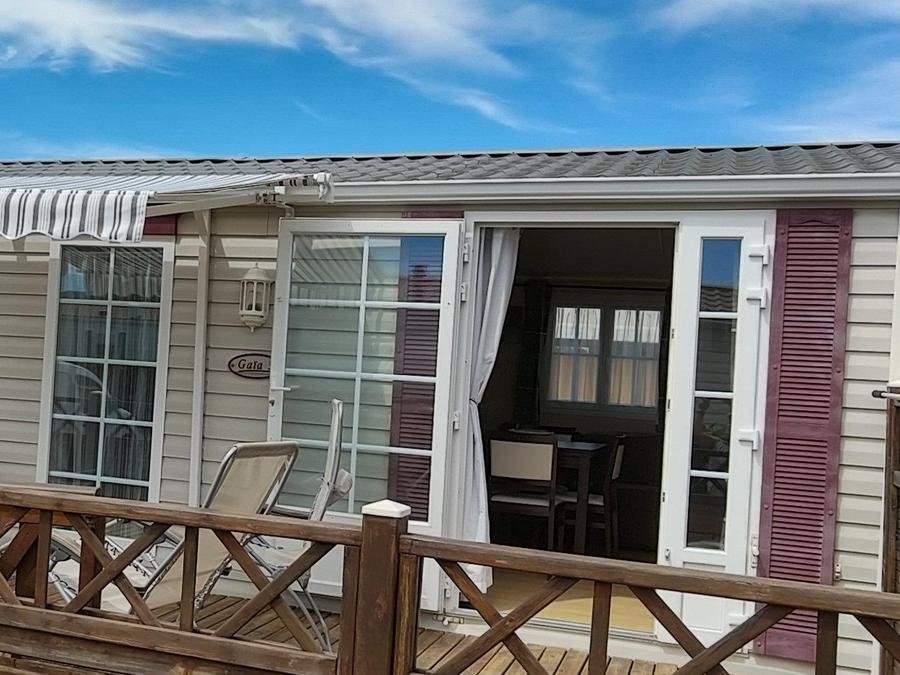 Camping Pas Cher vous présente avec son site Officiel campingpascher.fr, le Camping De Vaudois classé 3 étoiles, situé sur la commune de Roquebrune Sur Argens dans le département Var (Provence Alpes Côte D'azur) en France. Le camping De Vaudois vous propose un hébergement de type mobil-home de 25 m² (télévision). L'établissement vous propose 7 autres types d'hébergements. Découvrez tous nos séjours à petits prix dans la commune et aux alentours de Roquebrune Sur Argens du département : Var (Provence Alpes Côte D'azur). Les Avis clients pour le Camping De Vaudois sont excellents avec une note moyenne de 8 sur 10. Piscine extérieure, Aire de jeux enfants, Canoë-kayak, Cyclisme, Paddle, Ping-pong, Planche à voile, Plongée, Randonnée, Boulangerie, Dépôt de pain, Snack/Bar,... En savoir plus : cliquez-ICI.