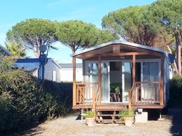Camping Pas Cher vous présente avec son site Officiel campingpascher.fr, le Camping De Vaudois classé 3 étoiles, situé sur la commune de Roquebrune Sur Argens dans le département Var (Provence Alpes Côte D'azur) en France. Le camping De Vaudois, vous présente un hébergement de type mobil-home de 25 m² et télévision. Le camping De Vaudois vous propose du sam. 25 avril au sam. 02 mai 2026 pour 7 nuits à 250€. Cette location propose 3 dates différentes pour réserver votre séjour. Découvrez également les 6 autres gammes d'hébergements du camping. Les Avis clients pour le Camping De Vaudois sont excellents avec une note moyenne de 8 sur 10. Piscine extérieure, Aire de jeux enfants, Canoë-kayak, Cyclisme, Paddle, Ping-pong, Planche à voile, Plongée, Randonnée, Boulangerie, Dépôt de pain, Snack/Bar,... En savoir plus : cliquez-ICI.