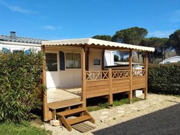 Camping Pas Cher vous présente avec son site Officiel campingpascher.fr, le Camping De Vaudois classé 3 étoiles, situé sur la commune de Roquebrune Sur Argens dans le département Var (Provence Alpes Côte D'azur) en France. Le camping De Vaudois, vous présente un hébergement de type mobil-home de 25 m² et télévision. Le camping De Vaudois vous propose du sam. 25 avril au sam. 02 mai 2026 pour 7 nuits à 250€. Cette location propose 3 dates différentes pour réserver votre séjour. Découvrez également les 6 autres gammes d'hébergements du camping. Les Avis clients pour le Camping De Vaudois sont excellents avec une note moyenne de 8 sur 10. Piscine extérieure, Aire de jeux enfants, Canoë-kayak, Cyclisme, Paddle, Ping-pong, Planche à voile, Plongée, Randonnée, Boulangerie, Dépôt de pain, Snack/Bar,... En savoir plus : cliquez-ICI.