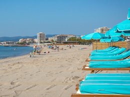 Camping Pas Cher vous présente avec son site Officiel campingpascher.fr, le Camping De Vaudois classé 3 étoiles, situé sur la commune de Roquebrune Sur Argens dans le département Var (Provence Alpes Côte D'azur) en France. Le camping De Vaudois, vous présente un hébergement de type mobil-home de 25 m² et télévision. Le camping De Vaudois vous propose du sam. 23 mai au sam. 30 mai 2026 pour 7 nuits à 250€. Cette location propose 1 dates différentes pour réserver votre séjour. Découvrez également les 6 autres gammes d'hébergements du camping. Les Avis clients pour le Camping De Vaudois sont excellents avec une note moyenne de 8 sur 10. Piscine extérieure, Aire de jeux enfants, Canoë-kayak, Cyclisme, Paddle, Ping-pong, Planche à voile, Plongée, Randonnée, Boulangerie, Dépôt de pain, Snack/Bar,... En savoir plus : cliquez-ICI.