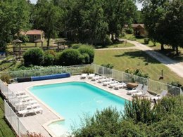 Camping Pas Cher vous présente avec son site Officiel campingpascher.fr, le Camping Les Chalets De Dordogne classé 3 étoiles, situé sur la commune de Razac D'eymet dans le département Dordogne (Aquitaine) en France. Le camping Les Chalets De Dordogne, vous présente un hébergement de type chalet de 33 m² et télévision. Le camping Les Chalets De Dordogne vous propose du sam. 05 septembre au sam. 12 septembre 2026 pour 7 nuits à 340€. Cette location propose 38 dates différentes pour réserver votre séjour. Découvrez également les 3 autres gammes d'hébergements du camping. Les Avis clients pour le Camping Les Chalets De Dordogne sont excellents avec une note moyenne de 8 sur 10. LacRivière, Piscine chauffée, Piscine extérieure, Animations familiales, Aire de jeux enfants, Centre équestre, Ping-pong, Pétanque, Randonnée, Terrain multisports, Bar, Dépôt de pain, Plats à emporter, Épicerie,... En savoir plus : cliquez-ICI.