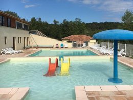 Camping Pas Cher vous présente avec son site Officiel campingpascher.fr, le Camping Bellevue classé 3 étoiles, situé sur la commune de Reilhaguet dans le département Lot (Midi-pyrénées) en France. Le camping Bellevue vous propose un hébergement de type chalet de 31 m² pour 2 personnes (télévision). L'établissement vous propose 3 autres types d'hébergements. Découvrez tous nos séjours à petits prix dans la commune et aux alentours de Reilhaguet du département : Lot (Midi-pyrénées). Les Avis clients pour le Camping Bellevue sont excellents avec une note moyenne de 8 sur 10. Piscine chauffée, Piscine extérieure, Aire de jeux enfants, Canoë-kayak, Centre équestre, Cyclisme, Ping-pong, Plongée, Pétanque, Randonnée, Structure gonflable enfants, Bar, Dépôt de pain, Plats à emporter, Snack/Bar, Supermarché, Épicerie,... En savoir plus : cliquez-ICI.