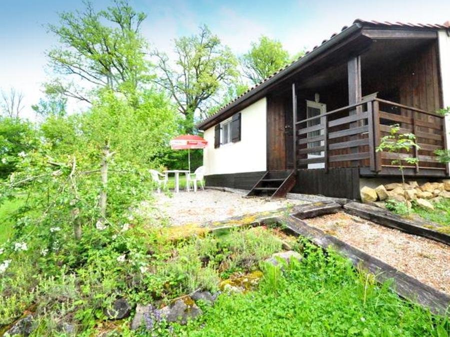 Camping Pas Cher vous présente avec son site Officiel campingpascher.fr, le Camping Domaine Papillon classé 3 étoiles, situé sur la commune de Reyrevignes dans le département Lot (Midi Pyrénées) en France. Le camping Domaine Papillon, vous présente un hébergement de type chalet de 35 m² pour 5 personnes. Le camping Domaine Papillon vous propose du vendredi 05 juin au vendredi 12 juin 2026 avec une PROMO de DERNIÈRE MINUTE, en promotion à -14% pour 7 nuits à 300 € au lieu de 350,0 € soit une Économie de 50 €. Cette location propose 83 dates différentes pour réserver votre séjour. Découvrez également les 10 autres gammes d'hébergements du camping. Les Avis clients pour le Camping Domaine Papillon sont excellents avec une note moyenne de 8 sur 10. Piscine chauffée, Piscine extérieure, Animations familiales, Club enfants, Aire de jeux enfants, Canoë-kayak, Centre équestre, Ping-pong, Pétanque, Bar, Dépôt de pain, Pizzeria, Snack/Bar, Épicerie,... En savoir plus : cliquez-ICI.