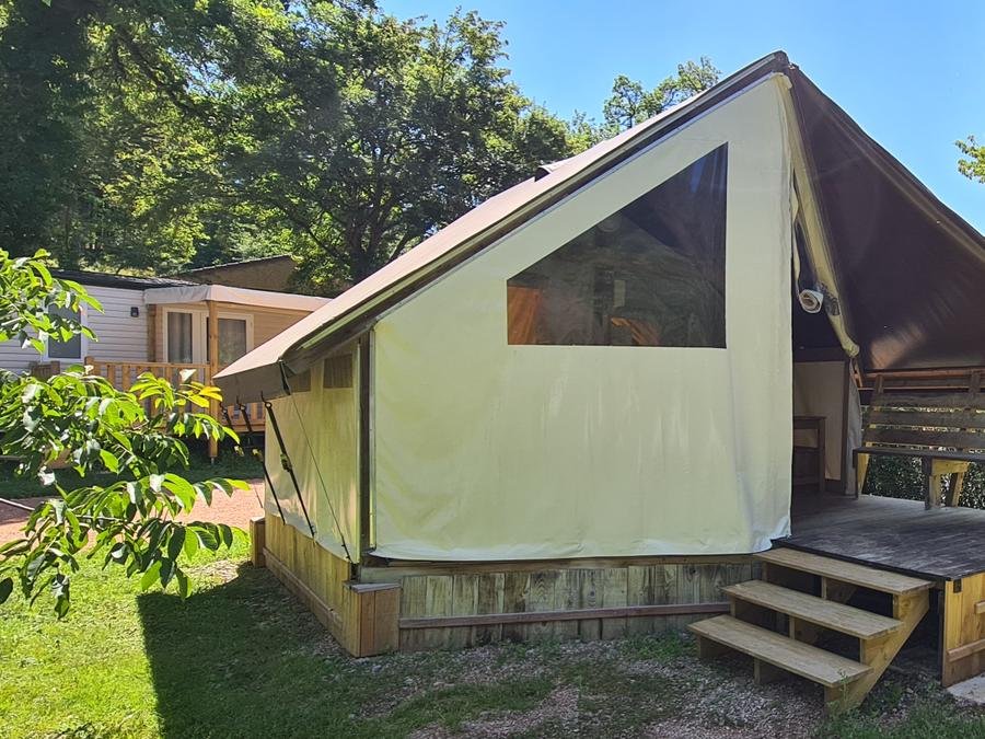Camping Pas Cher vous présente avec son site Officiel campingpascher.fr, le Camping Domaine Papillon classé 3 étoiles, situé sur la commune de Reyrevignes dans le département Lot (Midi Pyrénées) en France. Le camping Domaine Papillon, vous présente un hébergement de type bungalow toilé de 17 m² pour 4 personnes. Le camping Domaine Papillon vous propose du vendredi 05 juin au vendredi 12 juin 2026 avec une PROMO de DERNIÈRE MINUTE, en promotion à -14% pour 7 nuits à 210 € au lieu de 245,0 € soit une Économie de 35 €. Cette location propose 74 dates différentes pour réserver votre séjour. Découvrez également les 10 autres gammes d'hébergements du camping. Les Avis clients pour le Camping Domaine Papillon sont excellents avec une note moyenne de 8 sur 10. Piscine chauffée, Piscine extérieure, Animations familiales, Club enfants, Aire de jeux enfants, Canoë-kayak, Centre équestre, Ping-pong, Pétanque, Bar, Dépôt de pain, Pizzeria, Snack/Bar, Épicerie,... En savoir plus : cliquez-ICI.