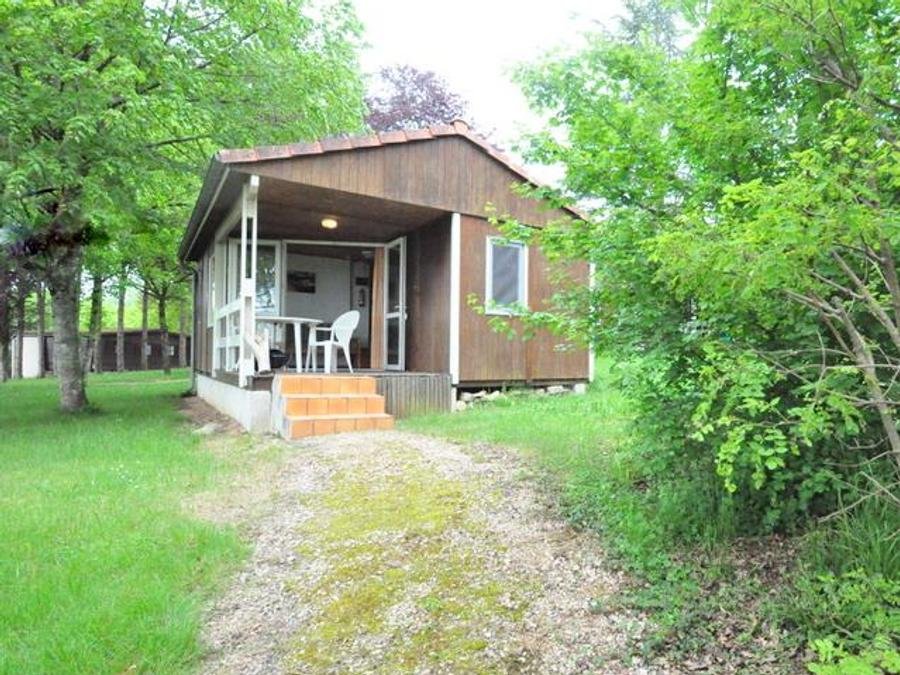Camping Pas Cher vous présente avec son site Officiel campingpascher.fr, le Camping Domaine Papillon classé 3 étoiles, situé sur la commune de Reyrevignes dans le département Lot (Midi Pyrénées) en France. Le camping Domaine Papillon, vous présente un hébergement de type chalet de 28 m² pour 4 personnes et télévision. Le camping Domaine Papillon vous propose du dimanche 14 juin au dimanche 21 juin 2026, en promotion à -14% pour 7 nuits à 288 € au lieu de 336,0 € soit une Économie de 48 €. Cette location propose 96 dates différentes pour réserver votre séjour. Découvrez également les 10 autres gammes d'hébergements du camping. Les Avis clients pour le Camping Domaine Papillon sont excellents avec une note moyenne de 8 sur 10. Piscine chauffée, Piscine extérieure, Animations familiales, Club enfants, Aire de jeux enfants, Canoë-kayak, Centre équestre, Ping-pong, Pétanque, Bar, Dépôt de pain, Pizzeria, Snack/Bar, Épicerie,... En savoir plus : cliquez-ICI.