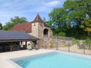 Camping Pas Cher vous présente avec son site Officiel campingpascher.fr, le Camping Domaine Papillon classé 3 étoiles, situé sur la commune de Reyrevignes dans le département Lot (Midi Pyrénées) en France. Le camping Domaine Papillon, vous présente un hébergement de type bungalow toilé de 17 m² pour 4 personnes. Le camping Domaine Papillon vous propose du vendredi 05 juin au vendredi 12 juin 2026 avec une PROMO de DERNIÈRE MINUTE, en promotion à -14% pour 7 nuits à 210 € au lieu de 245,0 € soit une Économie de 35 €. Cette location propose 74 dates différentes pour réserver votre séjour. Découvrez également les 10 autres gammes d'hébergements du camping. Les Avis clients pour le Camping Domaine Papillon sont excellents avec une note moyenne de 8 sur 10. Piscine chauffée, Piscine extérieure, Animations familiales, Club enfants, Aire de jeux enfants, Canoë-kayak, Centre équestre, Ping-pong, Pétanque, Bar, Dépôt de pain, Pizzeria, Snack/Bar, Épicerie,... En savoir plus : cliquez-ICI.