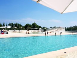 Camping Pas Cher vous présente avec son site Officiel campingpascher.fr, le Établissement Rosapineta Village, situé sur la commune de Rosolina Mare dans le département Rovigo (Vénétie) en Italie. L'établissement Rosapineta Village vous propose un hébergement de type mobil-home. L'établissement vous propose 9 autres types d'hébergements. Découvrez tous nos séjours à petits prix dans la commune et aux alentours de Rosolina Mare du département : Rovigo (Vénétie).... En savoir plus : cliquez-ICI.