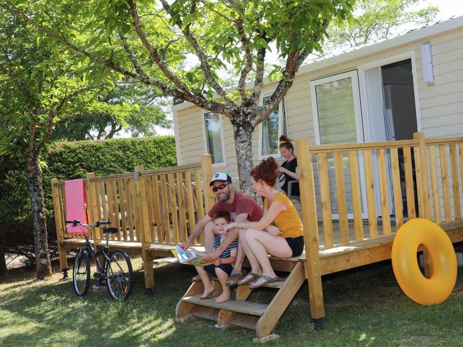 Camping Pas Cher vous présente avec son site Officiel campingpascher.fr, le Camping La Nouvelle Croze classé 4 étoiles, situé sur la commune de Rouffignac Saint Cernin dans le département Dordogne (Aquitaine) en France. Le camping La Nouvelle Croze, vous présente un hébergement de type mobil-home de 27 m² pour 4 personnes et télévision. Le camping La Nouvelle Croze vous propose du sam. 06 juin au sam. 13 juin 2026, en promotion à -29% pour 7 nuits à 200,34 € au lieu de 284,0 € soit une Économie de 83,66 €. Cette location propose 21 dates différentes pour réserver votre séjour. Découvrez également les 6 autres gammes d'hébergements du camping. Les Avis clients pour le Camping La Nouvelle Croze sont de 7 sur 10. Piscine couverte, Piscine extérieure, Aire de jeux enfants, Cyclisme, Golf, Ping-pong, Piscine, Pétanque, Randonnée, Terrain multisports, Bar, Dépôt de pain, Pizzeria, Plats à emporter, Restaurant, Snack/Bar, Supermarché, Épicerie,... En savoir plus : cliquez-ICI.