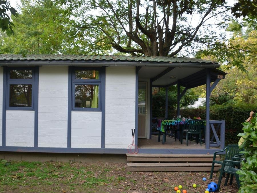 Camping Pas Cher vous présente avec son site Officiel campingpascher.fr, le Camping Flower Les Mijeannes classé 4 étoiles, situé sur la commune de Rieux De Pelleport dans le département Ariège (Midi Pyrénées) en France. Le camping Flower Les Mijeannes vous propose un hébergement de type chalet de 25 m². L'établissement vous propose 13 autres types d'hébergements. Découvrez tous nos séjours à petits prix dans la commune et aux alentours de Rieux De Pelleport du département : Ariège (Midi Pyrénées). Les Avis clients pour le Camping Flower Les Mijeannes sont excellents avec une note moyenne de 8 sur 10. Rivière, Bassin enfant, Piscine extérieure, Animation enfants, Animations familiales, Aire de jeux enfants, Baby-foot, Canoë-kayak, Canyoning, Centre équestre, Cyclisme, Parcours sportif, Ping-pong, Pétanque, Rafting, Randonnée, Ski nautique, Terrain de football, Terrain de volley-ball, Tir à l’arc, Trampoline, Bar, Bureau de tabac, Dépôt de pain, Pizzeria, Plats à emporter, Restaurant, Snack/Bar, Station-service, Supermarché, Épicerie,... En savoir plus : cliquez-ICI.