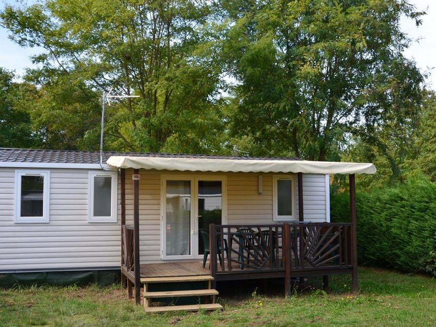 Camping Pas Cher vous présente avec son site Officiel campingpascher.fr, le Camping Flower Les Mijeannes classé 4 étoiles, situé sur la commune de Rieux De Pelleport dans le département Ariège (Midi Pyrénées) en France. Le camping Flower Les Mijeannes vous propose un hébergement de type mobil-home de 32 m². L'établissement vous propose 17 autres types d'hébergements. Découvrez tous nos séjours à petits prix dans la commune et aux alentours de Rieux De Pelleport du département : Ariège (Midi Pyrénées). Les Avis clients pour le Camping Flower Les Mijeannes sont excellents avec une note moyenne de 8 sur 10. Rivière, Bassin enfant, Piscine extérieure, Animation enfants, Animations familiales, Aire de jeux enfants, Baby-foot, Canoë-kayak, Canyoning, Centre équestre, Cyclisme, Parcours sportif, Ping-pong, Pétanque, Rafting, Randonnée, Ski nautique, Terrain de football, Terrain de volley-ball, Tir à l’arc, Trampoline, Bar, Bureau de tabac, Dépôt de pain, Pizzeria, Plats à emporter, Restaurant, Snack/Bar, Station-service, Supermarché, Épicerie,... En savoir plus : cliquez-ICI.