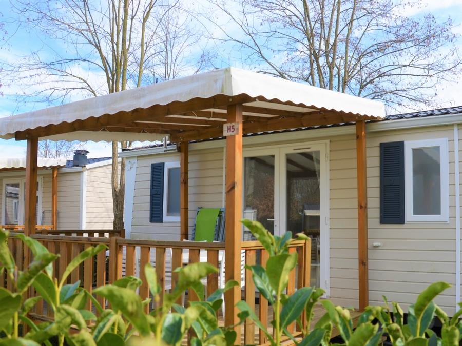 Camping Pas Cher vous présente avec son site Officiel campingpascher.fr, le Camping Flower Les Mijeannes classé 4 étoiles, situé sur la commune de Rieux De Pelleport dans le département Ariège (Midi Pyrénées) en France. Le camping Flower Les Mijeannes, vous présente un hébergement de type mobil-home de 33 m² et télévision. Le camping Flower Les Mijeannes vous propose du sam. 13 juin au sam. 20 juin 2026, en promotion à -21% pour 7 nuits à 479 € au lieu de 609,0 € soit une Économie de 130 €. Cette location propose 53 dates différentes pour réserver votre séjour. Découvrez également les 14 autres gammes d'hébergements du camping. Les Avis clients pour le Camping Flower Les Mijeannes sont excellents avec une note moyenne de 8 sur 10. Rivière, Bassin enfant, Piscine extérieure, Animation enfants, Animations familiales, Aire de jeux enfants, Baby-foot, Canoë-kayak, Canyoning, Centre équestre, Cyclisme, Parcours sportif, Ping-pong, Pétanque, Rafting, Randonnée, Ski nautique, Terrain de football, Terrain de volley-ball, Tir à l’arc, Trampoline, Bar, Bureau de tabac, Dépôt de pain, Pizzeria, Plats à emporter, Restaurant, Snack/Bar, Station-service, Supermarché, Épicerie,... En savoir plus : cliquez-ICI.