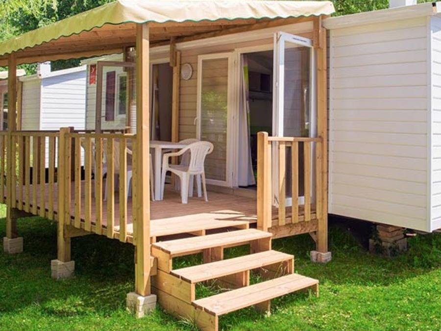 Camping Pas Cher vous présente avec son site Officiel campingpascher.fr, le Camping Flower Les Mijeannes classé 4 étoiles, situé sur la commune de Rieux De Pelleport dans le département Ariège (Midi Pyrénées) en France. Le camping Flower Les Mijeannes, vous présente un hébergement de type mobil-home de 25 m² pour 4 personnes et télévision. Le camping Flower Les Mijeannes vous propose du sam. 10 octobre au sam. 17 octobre 2026 pour 7 nuits à 149€. Cette location propose 18 dates différentes pour réserver votre séjour. Découvrez également les 17 autres gammes d'hébergements du camping. Les Avis clients pour le Camping Flower Les Mijeannes sont excellents avec une note moyenne de 8 sur 10. Rivière, Bassin enfant, Piscine extérieure, Animation enfants, Animations familiales, Aire de jeux enfants, Baby-foot, Canoë-kayak, Canyoning, Centre équestre, Cyclisme, Parcours sportif, Ping-pong, Pétanque, Rafting, Randonnée, Ski nautique, Terrain de football, Terrain de volley-ball, Tir à l’arc, Trampoline, Bar, Bureau de tabac, Dépôt de pain, Pizzeria, Plats à emporter, Restaurant, Snack/Bar, Station-service, Supermarché, Épicerie,... En savoir plus : cliquez-ICI.