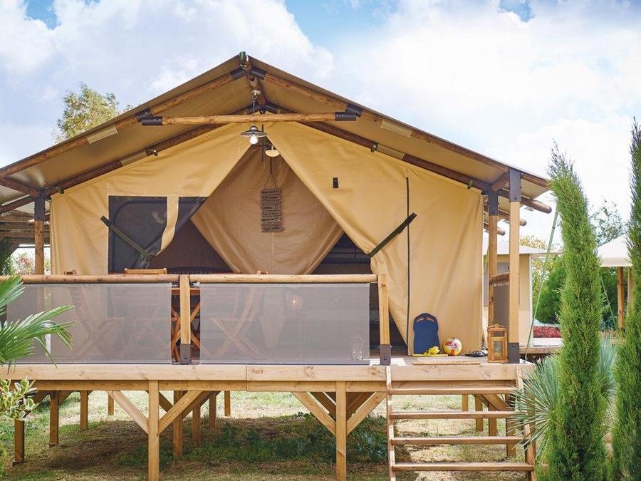 Camping Pas Cher vous présente avec son site Officiel campingpascher.fr, le Camping Flower Les Mijeannes classé 4 étoiles, situé sur la commune de Rieux De Pelleport dans le département Ariège (Midi Pyrénées) en France. Le camping Flower Les Mijeannes, vous présente un hébergement de type tente en toile et bois de 32 m². Le camping Flower Les Mijeannes vous propose du sam. 29 août au sam. 05 septembre 2026 pour 7 nuits à 322€. Cette location propose 47 dates différentes pour réserver votre séjour. Découvrez également les 17 autres gammes d'hébergements du camping. Les Avis clients pour le Camping Flower Les Mijeannes sont excellents avec une note moyenne de 8 sur 10. Rivière, Bassin enfant, Piscine extérieure, Animation enfants, Animations familiales, Aire de jeux enfants, Baby-foot, Canoë-kayak, Canyoning, Centre équestre, Cyclisme, Parcours sportif, Ping-pong, Pétanque, Rafting, Randonnée, Ski nautique, Terrain de football, Terrain de volley-ball, Tir à l’arc, Trampoline, Bar, Bureau de tabac, Dépôt de pain, Pizzeria, Plats à emporter, Restaurant, Snack/Bar, Station-service, Supermarché, Épicerie,... En savoir plus : cliquez-ICI.
