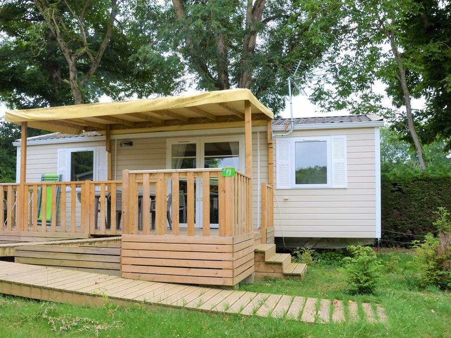 Camping Pas Cher vous présente avec son site Officiel campingpascher.fr, le Camping Flower Les Mijeannes classé 4 étoiles, situé sur la commune de Rieux De Pelleport dans le département Ariège (Midi Pyrénées) en France. Le camping Flower Les Mijeannes vous propose un hébergement de type mobil-home de 35 m² pour 2 personnes (télévision). L'établissement vous propose 17 autres types d'hébergements. Découvrez tous nos séjours à petits prix dans la commune et aux alentours de Rieux De Pelleport du département : Ariège (Midi Pyrénées). Les Avis clients pour le Camping Flower Les Mijeannes sont excellents avec une note moyenne de 8 sur 10. Rivière, Bassin enfant, Piscine extérieure, Animation enfants, Animations familiales, Aire de jeux enfants, Baby-foot, Canoë-kayak, Canyoning, Centre équestre, Cyclisme, Parcours sportif, Ping-pong, Pétanque, Rafting, Randonnée, Ski nautique, Terrain de football, Terrain de volley-ball, Tir à l’arc, Trampoline, Bar, Bureau de tabac, Dépôt de pain, Pizzeria, Plats à emporter, Restaurant, Snack/Bar, Station-service, Supermarché, Épicerie,... En savoir plus : cliquez-ICI.