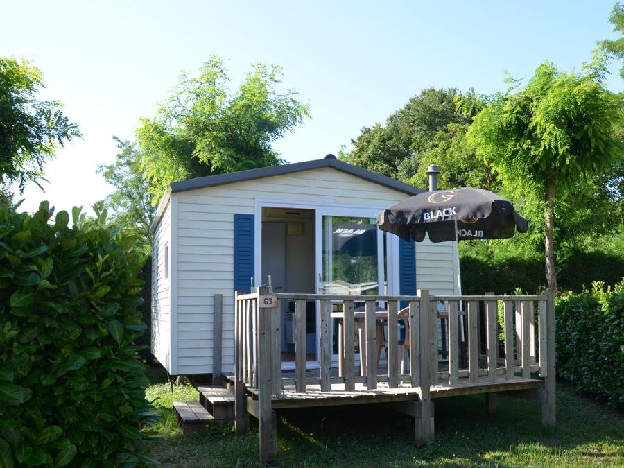 Camping Pas Cher vous présente avec son site Officiel campingpascher.fr, le Camping Flower Les Mijeannes classé 4 étoiles, situé sur la commune de Rieux De Pelleport dans le département Ariège (Midi Pyrénées) en France. Le camping Flower Les Mijeannes, vous présente un hébergement de type mobil-home de 20 m². Le camping Flower Les Mijeannes vous propose du dimanche 14 juin au dimanche 21 juin 2026, en promotion à -24% pour 7 nuits à 259 € au lieu de 343,0 € soit une Économie de 84 €. Cette location propose 24 dates différentes pour réserver votre séjour. Découvrez également les 16 autres gammes d'hébergements du camping. Les Avis clients pour le Camping Flower Les Mijeannes sont excellents avec une note moyenne de 8 sur 10. Rivière, Bassin enfant, Piscine extérieure, Animation enfants, Animations familiales, Aire de jeux enfants, Baby-foot, Canoë-kayak, Canyoning, Centre équestre, Cyclisme, Parcours sportif, Ping-pong, Pétanque, Rafting, Randonnée, Ski nautique, Terrain de football, Terrain de volley-ball, Tir à l’arc, Trampoline, Bar, Bureau de tabac, Dépôt de pain, Pizzeria, Plats à emporter, Restaurant, Snack/Bar, Station-service, Supermarché, Épicerie,... En savoir plus : cliquez-ICI.