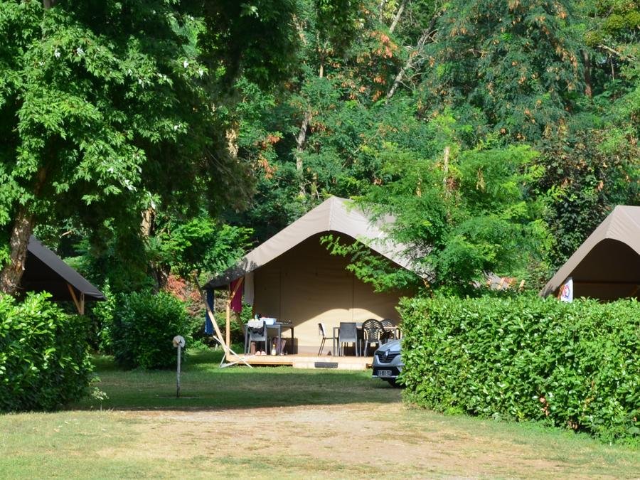 Camping Pas Cher vous présente avec son site Officiel campingpascher.fr, le Camping Flower Les Mijeannes classé 4 étoiles, situé sur la commune de Rieux De Pelleport dans le département Ariège (Midi Pyrénées) en France. Le camping Flower Les Mijeannes, vous présente un hébergement de type tente en toile et bois de 23 m² pour 3 personnes. Le camping Flower Les Mijeannes vous propose du sam. 29 août au sam. 05 septembre 2026 pour 7 nuits à 322€. Cette location propose 44 dates différentes pour réserver votre séjour. Découvrez également les 17 autres gammes d'hébergements du camping. Les Avis clients pour le Camping Flower Les Mijeannes sont excellents avec une note moyenne de 8 sur 10. Rivière, Bassin enfant, Piscine extérieure, Animation enfants, Animations familiales, Aire de jeux enfants, Baby-foot, Canoë-kayak, Canyoning, Centre équestre, Cyclisme, Parcours sportif, Ping-pong, Pétanque, Rafting, Randonnée, Ski nautique, Terrain de football, Terrain de volley-ball, Tir à l’arc, Trampoline, Bar, Bureau de tabac, Dépôt de pain, Pizzeria, Plats à emporter, Restaurant, Snack/Bar, Station-service, Supermarché, Épicerie,... En savoir plus : cliquez-ICI.