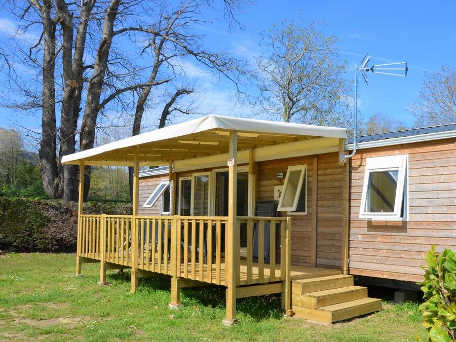 Camping Pas Cher vous présente avec son site Officiel campingpascher.fr, le Camping Flower Les Mijeannes classé 4 étoiles, situé sur la commune de Rieux De Pelleport dans le département Ariège (Midi Pyrénées) en France. Le camping Flower Les Mijeannes vous propose un hébergement de type mobil-home de 40 m² avec climatisation (télévision). L'établissement vous propose 13 autres types d'hébergements. Découvrez tous nos séjours à petits prix dans la commune et aux alentours de Rieux De Pelleport du département : Ariège (Midi Pyrénées). Les Avis clients pour le Camping Flower Les Mijeannes sont excellents avec une note moyenne de 8 sur 10. Rivière, Bassin enfant, Piscine extérieure, Animation enfants, Animations familiales, Aire de jeux enfants, Baby-foot, Canoë-kayak, Canyoning, Centre équestre, Cyclisme, Parcours sportif, Ping-pong, Pétanque, Rafting, Randonnée, Ski nautique, Terrain de football, Terrain de volley-ball, Tir à l’arc, Trampoline, Bar, Bureau de tabac, Dépôt de pain, Pizzeria, Plats à emporter, Restaurant, Snack/Bar, Station-service, Supermarché, Épicerie,... En savoir plus : cliquez-ICI.