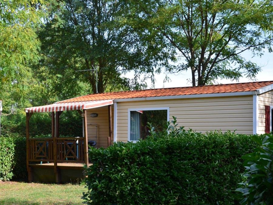 Camping Pas Cher vous présente avec son site Officiel campingpascher.fr, le Camping Flower Les Mijeannes classé 4 étoiles, situé sur la commune de Rieux De Pelleport dans le département Ariège (Midi Pyrénées) en France. Le camping Flower Les Mijeannes, vous présente un hébergement de type mobil-home de 25 m² avec climatisation et télévision. Le camping Flower Les Mijeannes vous propose du sam. 29 août au sam. 05 septembre 2026 pour 7 nuits à 469€. Cette location propose 61 dates différentes pour réserver votre séjour. Découvrez également les 17 autres gammes d'hébergements du camping. Les Avis clients pour le Camping Flower Les Mijeannes sont excellents avec une note moyenne de 8 sur 10. Rivière, Bassin enfant, Piscine extérieure, Animation enfants, Animations familiales, Aire de jeux enfants, Baby-foot, Canoë-kayak, Canyoning, Centre équestre, Cyclisme, Parcours sportif, Ping-pong, Pétanque, Rafting, Randonnée, Ski nautique, Terrain de football, Terrain de volley-ball, Tir à l’arc, Trampoline, Bar, Bureau de tabac, Dépôt de pain, Pizzeria, Plats à emporter, Restaurant, Snack/Bar, Station-service, Supermarché, Épicerie,... En savoir plus : cliquez-ICI.