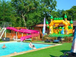 Camping Pas Cher vous présente avec son site Officiel campingpascher.fr, le Camping Flower Les Mijeannes classé 4 étoiles, situé sur la commune de Rieux De Pelleport dans le département Ariège (Midi Pyrénées) en France. Le camping Flower Les Mijeannes, vous présente un hébergement de type tente en toile et bois de 32 m². Le camping Flower Les Mijeannes vous propose du sam. 29 août au sam. 05 septembre 2026 pour 7 nuits à 322€. Cette location propose 47 dates différentes pour réserver votre séjour. Découvrez également les 17 autres gammes d'hébergements du camping. Les Avis clients pour le Camping Flower Les Mijeannes sont excellents avec une note moyenne de 8 sur 10. Rivière, Bassin enfant, Piscine extérieure, Animation enfants, Animations familiales, Aire de jeux enfants, Baby-foot, Canoë-kayak, Canyoning, Centre équestre, Cyclisme, Parcours sportif, Ping-pong, Pétanque, Rafting, Randonnée, Ski nautique, Terrain de football, Terrain de volley-ball, Tir à l’arc, Trampoline, Bar, Bureau de tabac, Dépôt de pain, Pizzeria, Plats à emporter, Restaurant, Snack/Bar, Station-service, Supermarché, Épicerie,... En savoir plus : cliquez-ICI.