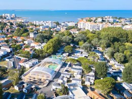 Camping Pas Cher vous présente avec son site Officiel campingpascher.fr, le Camping Club Pontaillac Plage 4* - MS VACANCES classé 4 étoiles, situé sur la commune de Royan dans le département Charente-maritime (Poitou Charentes) en France. Le camping Club Pontaillac Plage 4* - MS VACANCES, vous présente un hébergement de type mobil-home de 31 m² pour 6 personnes avec climatisation et télévision. Le camping Club Pontaillac Plage 4* - MS VACANCES vous proposeun séjour PAS CHER avec une REMISEdu sam. 27 juin au sam. 04 juillet 2026, en promotion à -60% pour 7 nuits à 380 € au lieu de 970,0 € soit une Économie de 590 €. Cette location propose 3 dates différentes pour réserver votre séjour. Découvrez également les 22 autres gammes d'hébergements du camping. Les Avis clients pour le Camping Club Pontaillac Plage 4* - MS VACANCES sont excellents avec une note moyenne de 8 sur 10. Mer, Piscine chauffée, Piscine couverte, Animations familiales, Club ados, Club enfants, Aire de jeux enfants, Centre équestre, Court de tennis, Golf, Jet-ski, Location de bateaux, Paddle, Parcours sportif, Ping-pong, Pétanque, Salle de jeux vidéo, Structure gonflable enfants, Surf, Terrain multisports, Bar, Dépôt de pain, Restaurant, Snack/Bar,... En savoir plus : cliquez-ICI.