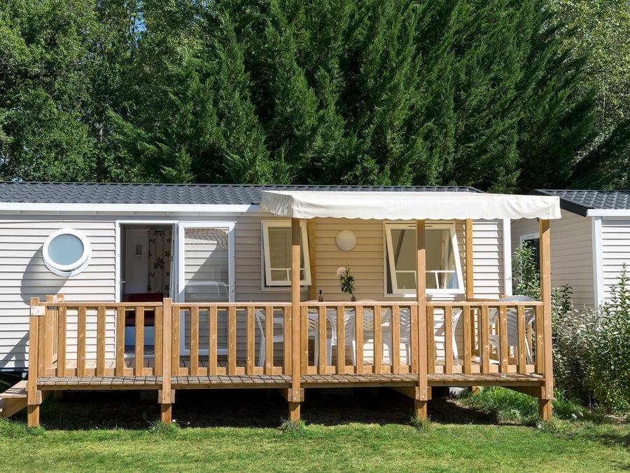 Camping Pas Cher vous présente avec son site Officiel campingpascher.fr, le Camping Les Chèvrefeuilles classé 4 étoiles, situé sur la commune de Royan dans le département Charente-maritime (Poitou Charentes) en France. Le camping Les Chèvrefeuilles, vous présente un hébergement de type mobil-home de 32 m² et télévision. Le camping Les Chèvrefeuilles vous proposeun séjour PAS CHER avec une REMISEdu sam. 19 septembre au sam. 26 septembre 2026, en promotion à -40% pour 7 nuits à 239 € au lieu de 402,0 € soit une Économie de 163 €. Cette location propose 14 dates différentes pour réserver votre séjour. Découvrez également les 10 autres gammes d'hébergements du camping. Les Avis clients pour le Camping Les Chèvrefeuilles sont excellents avec une note moyenne de 8 sur 10. Piscine chauffée, Piscine extérieure, Animations familiales, Club enfants, Aire de jeux enfants, Centre équestre, Golf, Ping-pong, Pétanque, Structure gonflable enfants, Terrain multisports, Tir à l’arc, Bar, Boulangerie, Bureau de tabac, Dépôt de pain, Food truck, Restaurant, Station-service, Supermarché, Épicerie,... En savoir plus : cliquez-ICI.