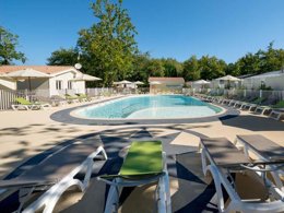 Camping Pas Cher vous présente avec son site Officiel campingpascher.fr, le Camping Les Chèvrefeuilles classé 4 étoiles, situé sur la commune de Royan dans le département Charente-maritime (Poitou Charentes) en France. Le camping Les Chèvrefeuilles, vous présente un hébergement de type mobil-home de 29 m² et télévision. Le camping Les Chèvrefeuilles vous proposeun séjour PAS CHER avec une REMISEdu sam. 12 septembre au sam. 19 septembre 2026, en promotion à -35% pour 7 nuits à 319 € au lieu de 490,77 € soit une Économie de 171,77 €. Cette location propose 41 dates différentes pour réserver votre séjour. Découvrez également les 10 autres gammes d'hébergements du camping. Les Avis clients pour le Camping Les Chèvrefeuilles sont excellents avec une note moyenne de 8 sur 10. Piscine chauffée, Piscine extérieure, Animations familiales, Club enfants, Aire de jeux enfants, Centre équestre, Golf, Ping-pong, Pétanque, Structure gonflable enfants, Terrain multisports, Tir à l’arc, Bar, Boulangerie, Bureau de tabac, Dépôt de pain, Food truck, Restaurant, Station-service, Supermarché, Épicerie,... En savoir plus : cliquez-ICI.