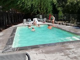 Camping Pas Cher vous présente avec son site Officiel campingpascher.fr, le Camping Le Pont classé 3 étoiles, situé sur la commune de Rivière Sur Tarn dans le département Aveyron (Midi Pyrénées) en France. Le camping Le Pont vous propose un hébergement de type tente en toile et bois de 34 m² pour 7 personnes. L'établissement vous propose 4 autres types d'hébergements. Découvrez tous nos séjours à petits prix dans la commune et aux alentours de Rivière Sur Tarn du département : Aveyron (Midi Pyrénées). Les Avis clients pour le Camping Le Pont sont excellents avec une note moyenne de 9 sur 10. Rivière, Piscine chauffée, Piscine extérieure, Aire de jeux enfants, Canoë-kayak, Canyoning, Centre équestre, Escalade, Golf, Paddle, Ping-pong, Pétanque, Randonnée, Structure gonflable enfants, Bar, Bureau de tabac, Dépôt de pain, Snack/Bar, Station-service, Épicerie,... En savoir plus : cliquez-ICI.