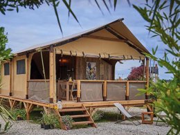 Camping Pas Cher vous présente avec son site Officiel campingpascher.fr, le Camping Le Pont classé 3 étoiles, situé sur la commune de Rivière Sur Tarn dans le département Aveyron (Midi Pyrénées) en France. Le camping Le Pont vous propose un hébergement de type tente en toile et bois de 34 m² pour 7 personnes. L'établissement vous propose 4 autres types d'hébergements. Découvrez tous nos séjours à petits prix dans la commune et aux alentours de Rivière Sur Tarn du département : Aveyron (Midi Pyrénées). Les Avis clients pour le Camping Le Pont sont excellents avec une note moyenne de 9 sur 10. Rivière, Piscine chauffée, Piscine extérieure, Aire de jeux enfants, Canoë-kayak, Canyoning, Centre équestre, Escalade, Golf, Paddle, Ping-pong, Pétanque, Randonnée, Structure gonflable enfants, Bar, Bureau de tabac, Dépôt de pain, Snack/Bar, Station-service, Épicerie,... En savoir plus : cliquez-ICI.