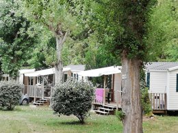 Camping Pas Cher vous présente avec son site Officiel campingpascher.fr, le Camping Le Pont classé 3 étoiles, situé sur la commune de Rivière Sur Tarn dans le département Aveyron (Midi Pyrénées) en France. Le camping Le Pont, vous présente un hébergement de type tente en toile et bois de 10 m² pour 2 personnes. Le camping Le Pont vous propose du vendredi 01 mai au vendredi 08 mai 2026 pour 7 nuits à 192.5€. Cette location propose 147 dates différentes pour réserver votre séjour. Découvrez également les 4 autres gammes d'hébergements du camping. Les Avis clients pour le Camping Le Pont sont excellents avec une note moyenne de 9 sur 10. Rivière, Piscine chauffée, Piscine extérieure, Aire de jeux enfants, Canoë-kayak, Canyoning, Centre équestre, Escalade, Golf, Paddle, Ping-pong, Pétanque, Randonnée, Structure gonflable enfants, Bar, Bureau de tabac, Dépôt de pain, Snack/Bar, Station-service, Épicerie,... En savoir plus : cliquez-ICI.