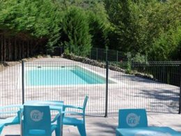 Camping Pas Cher vous présente avec son site Officiel campingpascher.fr, le Camping Le Pont classé 3 étoiles, situé sur la commune de Rivière Sur Tarn dans le département Aveyron (Midi Pyrénées) en France. Le camping Le Pont, vous présente un hébergement de type mobil-home de 22 m² pour 4 personnes et télévision. Le camping Le Pont vous propose du vendredi 01 mai au vendredi 08 mai 2026 pour 7 nuits à 451€. Cette location propose 147 dates différentes pour réserver votre séjour. Découvrez également les 4 autres gammes d'hébergements du camping. Les Avis clients pour le Camping Le Pont sont excellents avec une note moyenne de 9 sur 10. Rivière, Piscine chauffée, Piscine extérieure, Aire de jeux enfants, Canoë-kayak, Canyoning, Centre équestre, Escalade, Golf, Paddle, Ping-pong, Pétanque, Randonnée, Structure gonflable enfants, Bar, Bureau de tabac, Dépôt de pain, Snack/Bar, Station-service, Épicerie,... En savoir plus : cliquez-ICI.