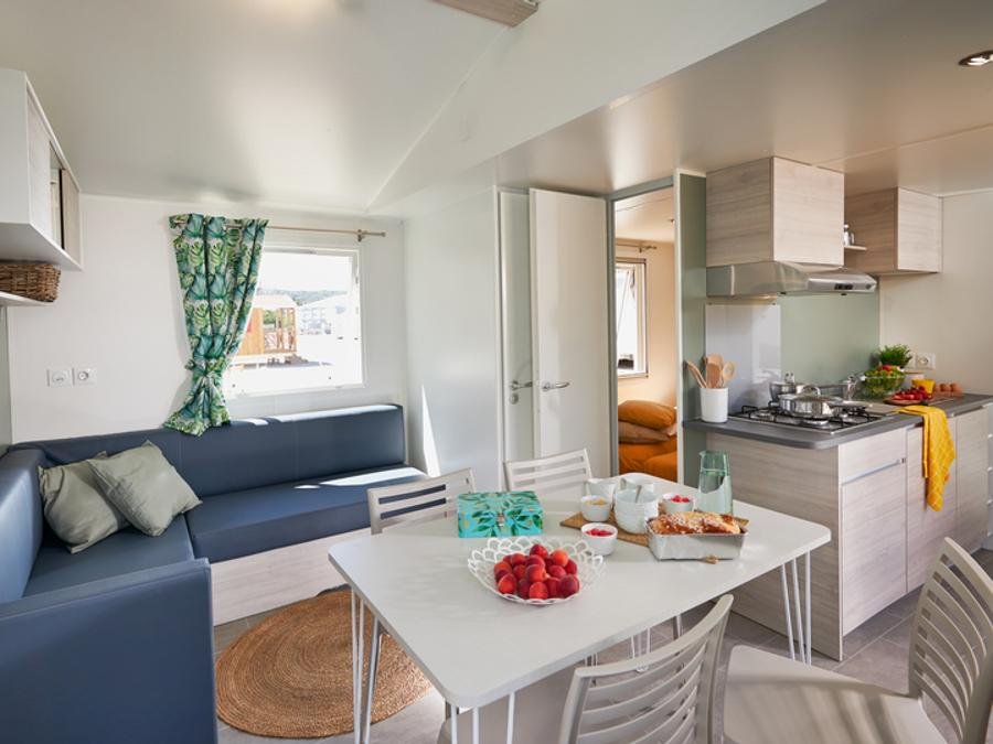 Camping Pas Cher vous présente avec son site Officiel campingpascher.fr, le Camping Les Cigales -Ciela Village classé 4 étoiles, situé sur la commune de Rocamadour dans le département Lot (Midi Pyrénées) en France. Le camping Les Cigales - Ciela Village, vous présente un hébergement de type mobil-home de 27 m² pour 4 personnes avec climatisation et télévision. Le camping Les Cigales - Ciela Village vous propose du vendredi 16 octobre au vendredi 23 octobre 2026, en promotion à -14% pour 7 nuits à 376 € au lieu de 438,0 € soit une Économie de 62 €. Cette location propose 103 dates différentes pour réserver votre séjour. Découvrez également les 7 autres gammes d'hébergements du camping. Les Avis clients pour le Camping Les Cigales -Ciela Village sont excellents avec une note moyenne de 8 sur 10. Parc aquatique, Piscine couverte, Piscine extérieure, Animations familiales, Club enfants, Aire de jeux enfants, Baby-foot, Canoë-kayak, Centre équestre, Court de tennis, Cyclisme, Flipper, Golf, Ping-pong, Piscine, Pétanque, Randonnée, Structure gonflable enfants, Trampoline, Bar, Dépôt de pain, Snack/Bar, Station-service, Supermarché, Épicerie,... En savoir plus : cliquez-ICI.