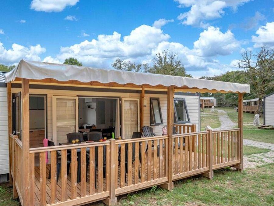 Camping Pas Cher vous présente avec son site Officiel campingpascher.fr, le Camping Les Cigales -Ciela Village classé 4 étoiles, situé sur la commune de Rocamadour dans le département Lot (Midi Pyrénées) en France. Le camping Les Cigales - Ciela Village, vous présente un hébergement de type mobil-home de 33 m² pour 6 personnes avec climatisation et télévision. Le camping Les Cigales - Ciela Village vous propose du dimanche 13 septembre au dimanche 20 septembre 2026, en promotion à -14% pour 7 nuits à 440 € au lieu de 512,0 € soit une Économie de 72 €. Cette location propose 101 dates différentes pour réserver votre séjour. Découvrez également les 7 autres gammes d'hébergements du camping. Les Avis clients pour le Camping Les Cigales -Ciela Village sont excellents avec une note moyenne de 8 sur 10. Parc aquatique, Piscine couverte, Piscine extérieure, Animations familiales, Club enfants, Aire de jeux enfants, Baby-foot, Canoë-kayak, Centre équestre, Court de tennis, Cyclisme, Flipper, Golf, Ping-pong, Piscine, Pétanque, Randonnée, Structure gonflable enfants, Trampoline, Bar, Dépôt de pain, Snack/Bar, Station-service, Supermarché, Épicerie,... En savoir plus : cliquez-ICI.