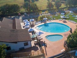 Camping Pas Cher vous présente avec son site Officiel campingpascher.fr, le Camping Les Cigales -Ciela Village classé 4 étoiles, situé sur la commune de Rocamadour dans le département Lot (Midi Pyrénées) en France. Le camping Les Cigales - Ciela Village, vous présente un hébergement de type mobil-home de 40 m² pour 6 personnes avec climatisation et télévision. Le camping Les Cigales - Ciela Village vous propose du dimanche 27 septembre au dimanche 04 octobre 2026, en promotion à -14% pour 7 nuits à 423,30 € au lieu de 498,0 € soit une Économie de 74,70 €. Cette location propose 113 dates différentes pour réserver votre séjour. Découvrez également les 7 autres gammes d'hébergements du camping. Les Avis clients pour le Camping Les Cigales -Ciela Village sont excellents avec une note moyenne de 8 sur 10. Parc aquatique, Piscine couverte, Piscine extérieure, Animations familiales, Club enfants, Aire de jeux enfants, Baby-foot, Canoë-kayak, Centre équestre, Court de tennis, Cyclisme, Flipper, Golf, Ping-pong, Piscine, Pétanque, Randonnée, Structure gonflable enfants, Trampoline, Bar, Dépôt de pain, Snack/Bar, Station-service, Supermarché, Épicerie,... En savoir plus : cliquez-ICI.