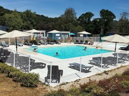Camping Pas Cher vous présente avec son site Officiel campingpascher.fr, le Camping Domaine Du Moulin Neuf classé 3 étoiles, situé sur la commune de Rochefort En Terre dans le département Morbihan (Bretagne) en France. Le camping Domaine Du Moulin Neuf, vous présente un hébergement de type chalet pour 6 personnes et télévision. Le camping Domaine Du Moulin Neuf vous propose du sam. 31 octobre au sam. 07 novembre 2026 pour 7 nuits à 665€. Cette location propose 149 dates différentes pour réserver votre séjour. Découvrez également les 5 autres gammes d'hébergements du camping. Les Avis clients pour le Camping Domaine Du Moulin Neuf sont excellents avec une note moyenne de 8 sur 10. Piscine chauffée, Piscine extérieure, Aire de jeux enfants, Canoë-kayak, Centre équestre, Court de tennis, Golf, Ping-pong, Pétanque, Dépôt de pain, Restaurant,... En savoir plus : cliquez-ICI.