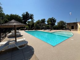 Camping Pas Cher vous présente avec son site Officiel campingpascher.fr, le Camping Universal classé 4 étoiles, situé sur la commune de Rochegude dans le département Gard (Languedoc Roussillon) en France. Le camping Universal vous propose un hébergement de type tente de 20 m². L'établissement vous propose 7 autres types d'hébergements. Découvrez tous nos séjours à petits prix dans la commune et aux alentours de Rochegude du département : Gard (Languedoc Roussillon). Les Avis clients pour le Camping Universal sont excellents avec une note moyenne de 8 sur 10. Piscine chauffée, Piscine extérieure, Animation enfants, Animations familiales, Aire de jeux enfants, Baby-foot, Canoë-kayak, Centre équestre, Flipper, Golf, Ping-pong, Piscine, Pétanque, Terrain de football, Bar, Plats à emporter, Snack/Bar, Épicerie,... En savoir plus : cliquez-ICI.