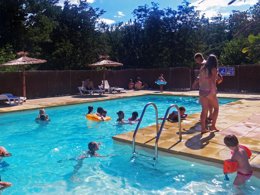 Camping Pas Cher vous présente avec son site Officiel campingpascher.fr, le Camping Universal classé 4 étoiles, situé sur la commune de Rochegude dans le département Gard (Languedoc Roussillon) en France. Le camping Universal vous propose un hébergement de type mobil-home de 30 m² avec climatisation (télévision). L'établissement vous propose 4 autres types d'hébergements. Découvrez tous nos séjours à petits prix dans la commune et aux alentours de Rochegude du département : Gard (Languedoc Roussillon). Les Avis clients pour le Camping Universal sont excellents avec une note moyenne de 8 sur 10. Piscine chauffée, Piscine extérieure, Animation enfants, Animations familiales, Aire de jeux enfants, Baby-foot, Canoë-kayak, Centre équestre, Flipper, Golf, Ping-pong, Piscine, Pétanque, Terrain de football, Bar, Plats à emporter, Snack/Bar, Épicerie,... En savoir plus : cliquez-ICI.