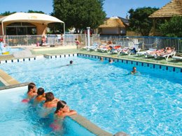 Camping Pas Cher vous présente avec son site Officiel campingpascher.fr, le Établissement Sites Et Paysages - Le Petit Bois, situé sur la commune de Ruoms dans le département Ardeche (Rhône Alpes) en France. L'établissement Sites Et Paysages - Le Petit Bois vous propose un hébergement de type mobil-home de 29 m². L'établissement vous propose 5 autres types d'hébergements. Découvrez tous nos séjours à petits prix dans la commune et aux alentours de Ruoms du département : Ardeche (Rhône Alpes).... En savoir plus : cliquez-ICI.