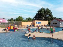 Camping Pas Cher vous présente avec son site Officiel campingpascher.fr, le Camping Flower Vitamin classé 4 étoiles, situé sur la commune de Saint Aubin Sur Scie dans le département Seine-maritime (Haute Normandie) en France. Le camping Flower Vitamin, vous présente un hébergement de type chalet de 24 m² pour 1 personne et télévision. Le camping Flower Vitamin vous propose du mercredi 24 juin au mercredi 01 juillet 2026, en promotion à -10% pour 7 nuits à 504,90 € au lieu de 561,0 € soit une Économie de 56,10 €. Cette location propose 27 dates différentes pour réserver votre séjour. Découvrez également les 11 autres gammes d'hébergements du camping. Les Avis clients pour le Camping Flower Vitamin sont excellents avec une note moyenne de 8 sur 10. Parc aquatique, Piscine couverte, Piscine extérieure, Animations familiales, Aire de jeux enfants, Baby-foot, Canoë-kayak, Flipper, Golf, Ping-pong, Planche à voile, Plongée, Pétanque, Salle de fitness, Terrain multisports, Bar, Boulangerie, Brasserie, Snack/Bar, Supermarché, Épicerie,... En savoir plus : cliquez-ICI.