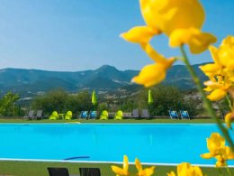 Camping Pas Cher vous présente avec son site Officiel campingpascher.fr, le Camping Flower Les Hauts De Rosans classé 4 étoiles, situé sur la commune de Rosans dans le département Hautes-alpes (Provence Alpes Côte D'azur) en France. Le camping Flower Les Hauts De Rosans, vous présente un hébergement de type mobil-home de 37 m² et télévision. Le camping Flower Les Hauts De Rosans vous propose du dimanche 06 septembre au dimanche 13 septembre 2026 pour 7 nuits à 693€. Cette location propose 3 dates différentes pour réserver votre séjour. Découvrez également les 9 autres gammes d'hébergements du camping. Les Avis clients pour le Camping Flower Les Hauts De Rosans sont de 7 sur 10. Piscine chauffée, Piscine extérieure, Animations familiales, Club ados, Club enfants, Aire de jeux enfants, Trampoline, Bar, Dépôt de pain, Restaurant, Snack/Bar, Épicerie,... En savoir plus : cliquez-ICI.